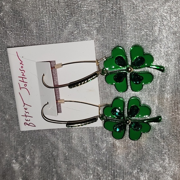 ☘️✨️💚NWT BETSEY JOHNSON SHAMROCK / CLOVER EARRINGS 💚✨️☘️ - Picture 3 of 8